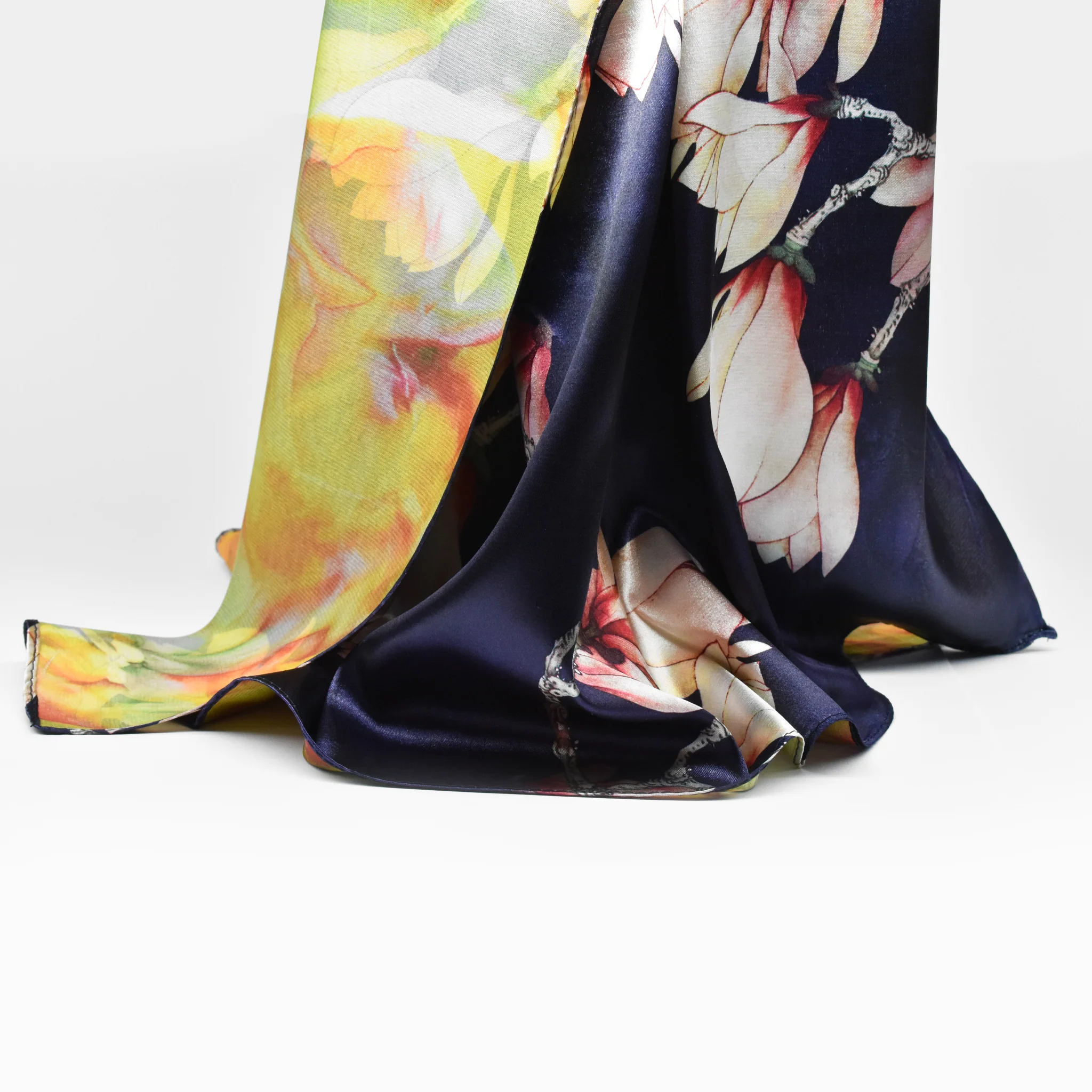 Foulard blu Magnolia in seta - Image 4